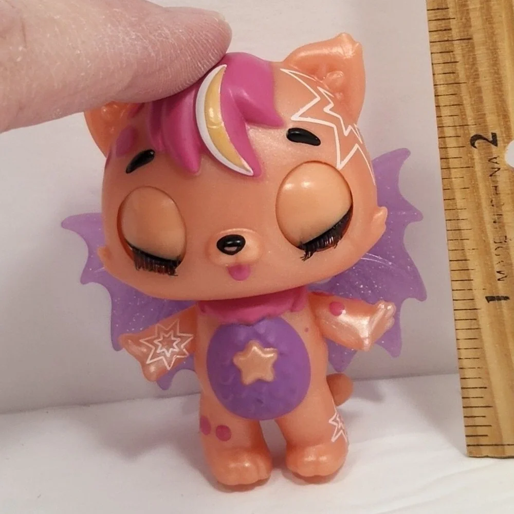 Hatchimals Glow Up 3-Inch‎ Magic Dusk - with glow in the dark wings